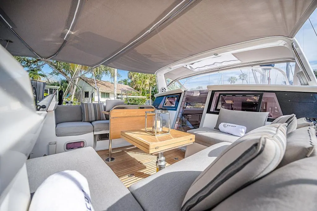 La zona de descanso del cockpit del Beneteau Sense 55